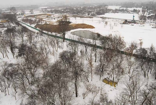 Zdjęcie przedstawia plac budowy z pojawiającą się wodą. Na uwagę zasługuje też dodatkowe wybicie wody już poza placem budowy, 20m od bloku Bernardyńska 4. W tym miejscu nigdy wcześniej (nie w ciągu ostatnich 15 lat) wody nie było. Niestety może to oznacza