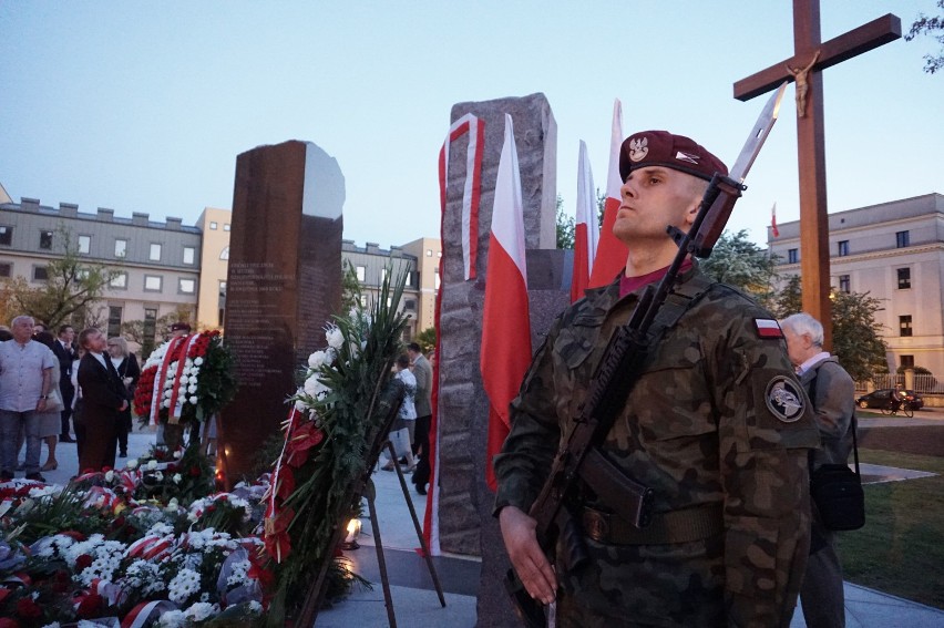 Pomnik ofiar katastrofy smoleńskiej stanął przy łódzkiej katedrze [ZDJĘCIA]