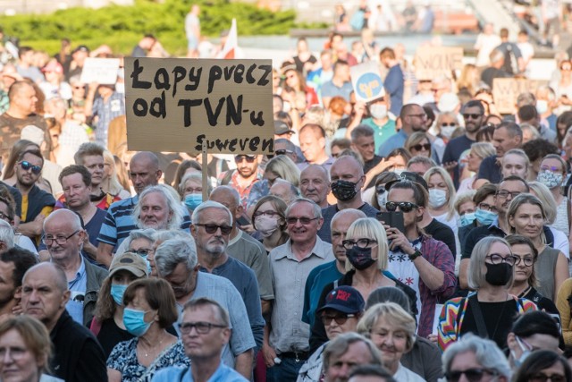 10 sierpnia, po godzinie 13 został złożony w Sejmie apel w obronie TVN, pod którym podpisało się 778 dziennikarzy. Chodzi o projekt nowelizacji ustawy medialnej wniesiony potocznie nazywany „lexTVN”. W środę ma być procedowany na jednodniowym posiedzeniu Sejmu. W całym kraju odbyły się protesty przeciwko "lexTVN", protestowano także na Placu Wolności w Poznaniu. Na manifestacji pojawiło się kilka tysięcy osób.




Kolejne zdjęcie---->