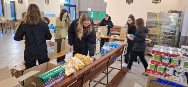 Przygotowanie paczek świątecznych, zbiórki żywności  dla potrzebujących, darmowe obiady dla dzieci. Między innymi tym zajmuje się Parafialny Zespół Caritas Diecezji Włocławskiej przy Parafii św. Pawła Apostoła w Zduńskiej Woli.