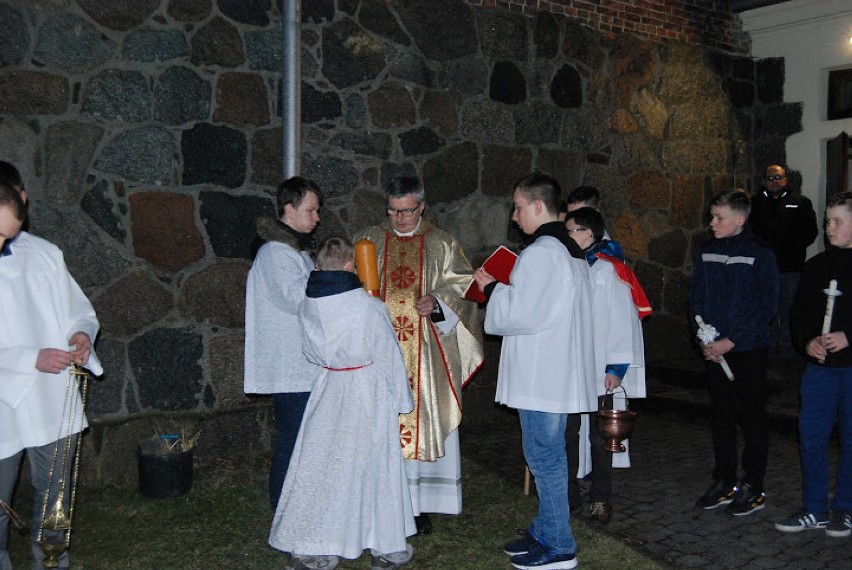 Wielka Sobota w parafii w Ostrowach [FOTO]