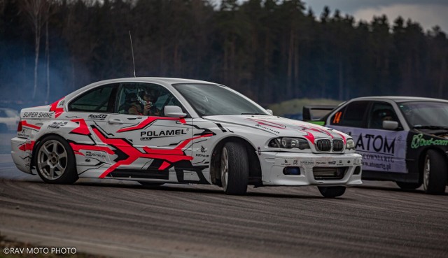 Trening East Side Drift na Torze Białystok. Drifterzy pokazali jak się jeździ bokiem