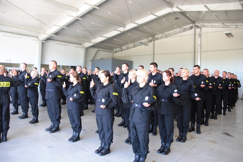 Ślubowanie ponad stu przyjętych do służby policjantów