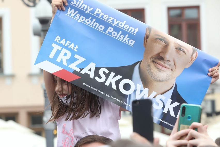 Wybory prezydenckie 2020. Tłumy słuchały dziś Rafała Trzaskowskiego na Rynku w Rzeszowie [ZDJĘCIA]