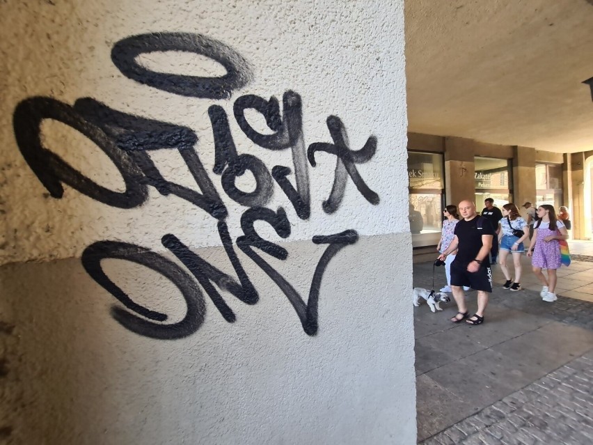 Wandale w Toruniu znów niszczą zabytki! A usuwanie graffiti coraz droższe...