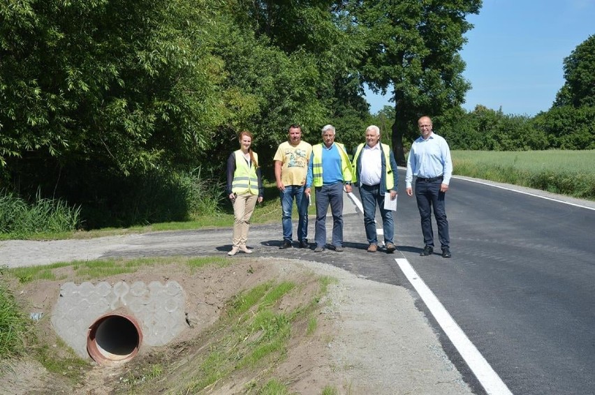 Gmina Cedry Wielkie. Remont drogi między Błotnikiem a Kiezmarkiem zakończony. Będzie bezpieczniej 