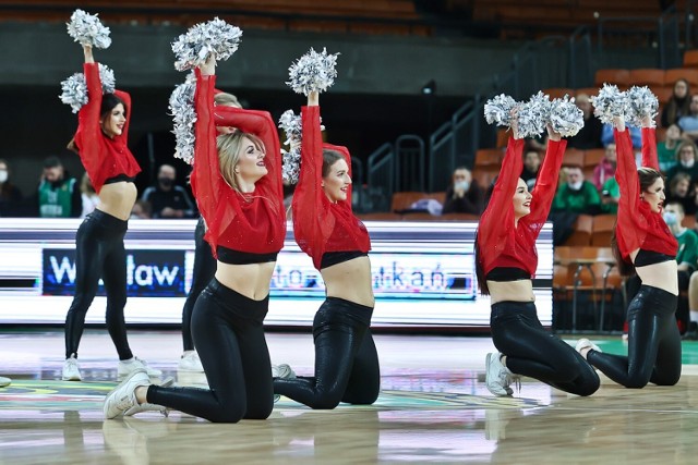Cheerleaderki na meczu koszykówki we Wrocławiu
