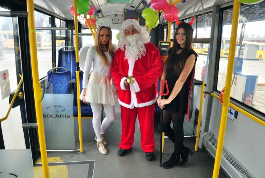 Autobus św. Mikołaja przejechał przez Oświęcim. Towarzyszył mu diabeł i anioł