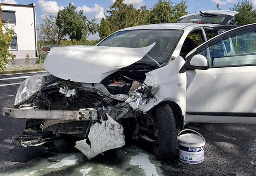 Wypadek w Dziekanowicach. Zderzyły się dwa auta osobowe