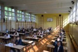 Matura 2018 z języka polskiego w zagłębiowskich szkołach [ZDJĘCIA z III LO im. W. Andersa w Dąbrowie Górniczej]