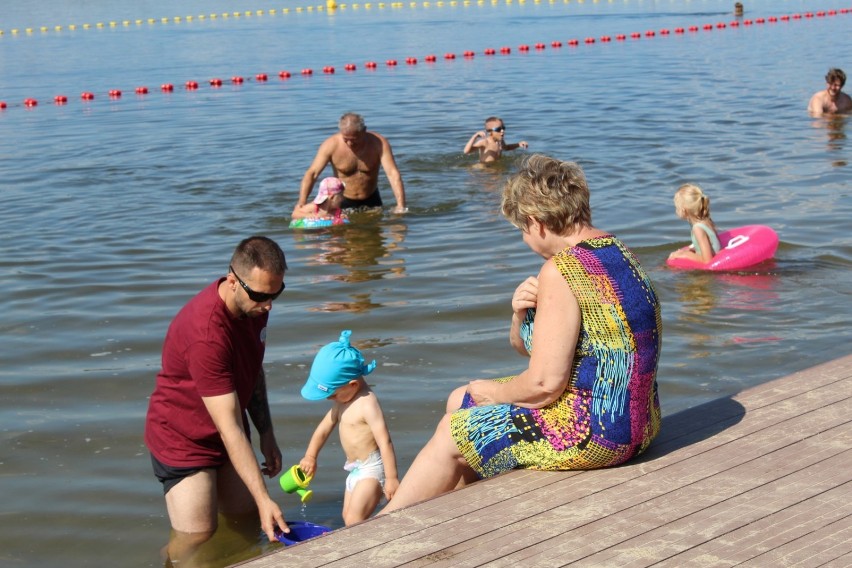 SŁAWA. W weekendy tłumy, a tygodniu też sporo plażowiczów. Na plażach SCKiW wypoczywa się w komfortowych warunkach [ZDJĘCIA] 