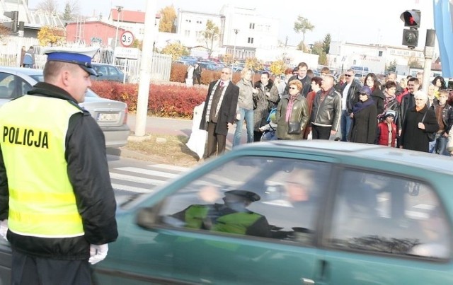 Policja apeluje do kierowców i pieszych o szczególną ostrożność i przestrzeganie obowiązujących zasad.