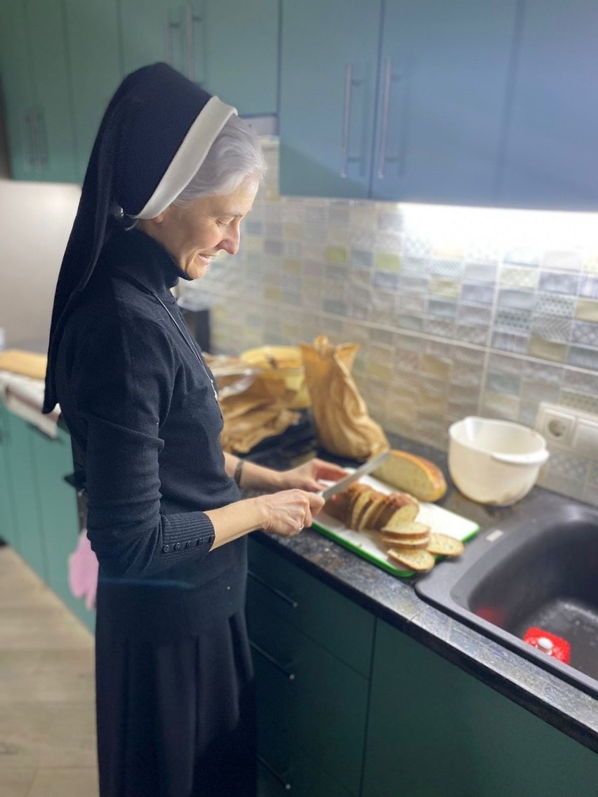 Siostry przygotowują kanapki cywilom