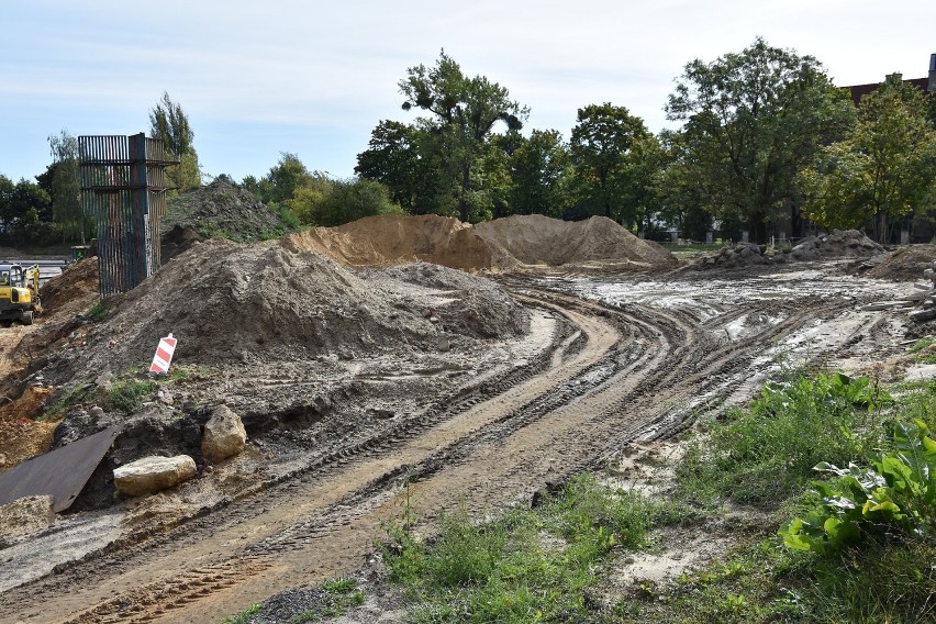 Rozpoczęło się wylewanie asfaltu na placu budowy ulicy...