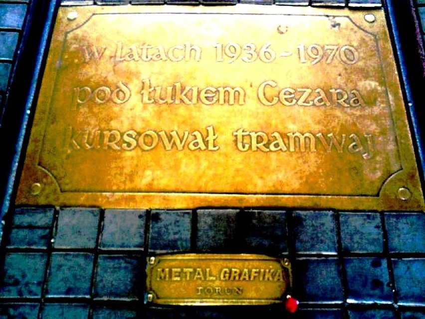 TORUŃ - ŁUK CEZARA  w przeszłości pod Łukiem Cezara kursowały miejskie tramwaje
