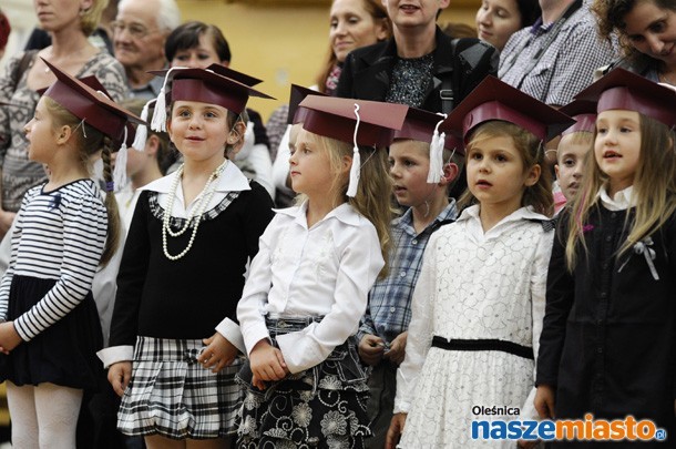 Oleśnica: Pierwszaki z szóstki pasowane (ZDJĘCIA)