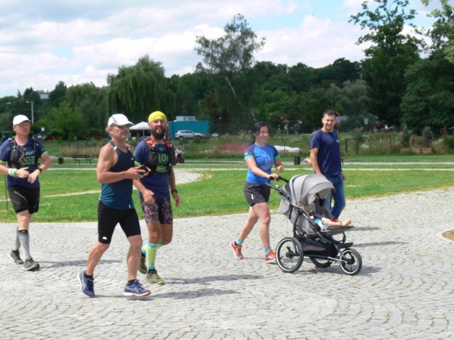 Biegacz Michael Nowicki z lewej  i jego team dotarł w środę do Sandomierza w ramach Run Wisła 2020.