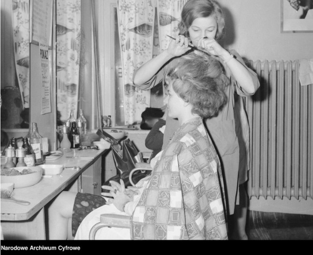 Polki zawsze dbały o swój wygląd, nawet w trudnych i szarych czasach PR. Salony fryzjerskie i kosmetyczne były oblegane. Jak wyglądały? Zapraszamy w niezwykłą podróż w czasie. 

Zobacz teraz w naszej galerii, jak dawniej wyglądały salony fryzjerskie i zabiegi upiększające >>>>>