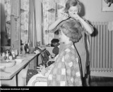 Oto jak wyglądały salony fryzjerskie w czasach PRL. Tak pół wieku temu Polki dbały o swoją urodę [zdjęcia]