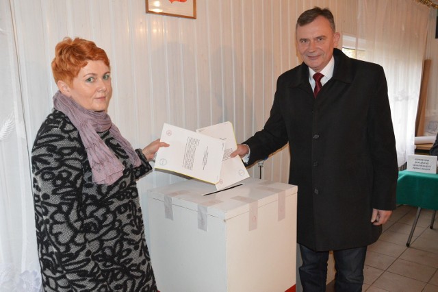 Paweł Bejda z małżonką podczas ostanich wyborów parlamentarnych