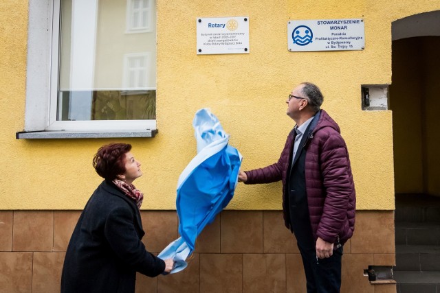 Na elewacji budynku, w którym mieści się siedziba bydgoskiego MONAR-u pojawiła się tablica fundatora remontu - klubu Rotary. Uroczyste odsłonięcie odbyło się w sobotę, 25 listopada. Następnie uczestnicy stanęli do zbiorowego zdjęcia, by później kontynuować spotkanie w siedzibie stowarzyszenia.