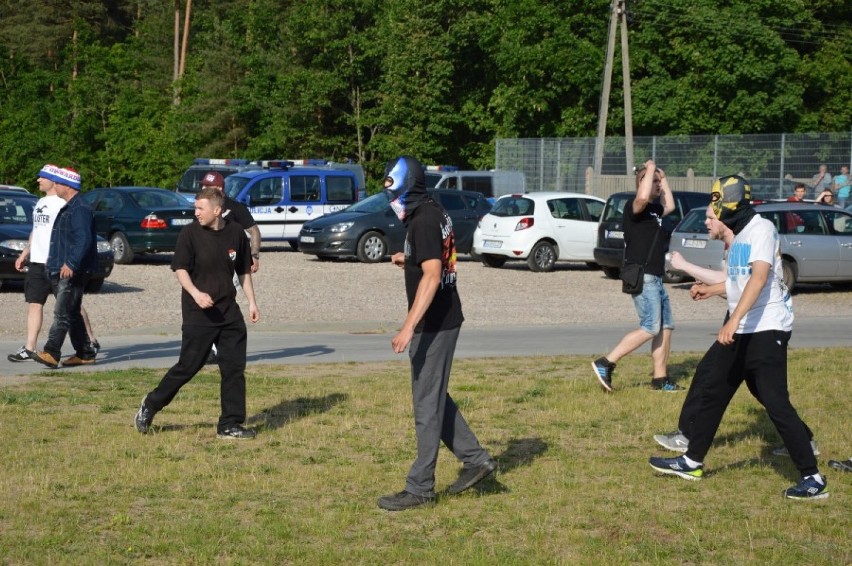 "Zadyma" na meczu Pogoni Lębork z Gwardią Koszalin. 3 policjantów rannych! ZDJĘCIA