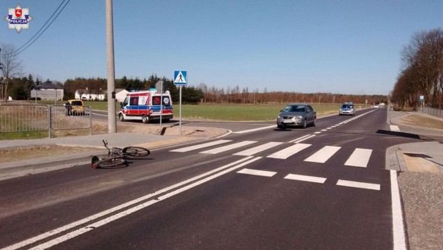 Jezioro. Wypadek z udziałem cyklistki, kobieta trafiła do szpitala