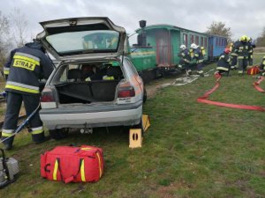 W gminie Nowinka auto wjechało pod pociąg. Na szczęście były to tylko ćwiczenia [ZDJĘCIA]