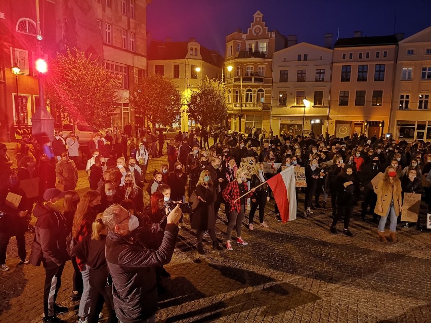 Ponad tysiąc grudziądzan w niedzielę protestuje po orzeczeniu Trybunału Konstytucyjnego w sprawie aborcji  [wideo, zdjęcia]