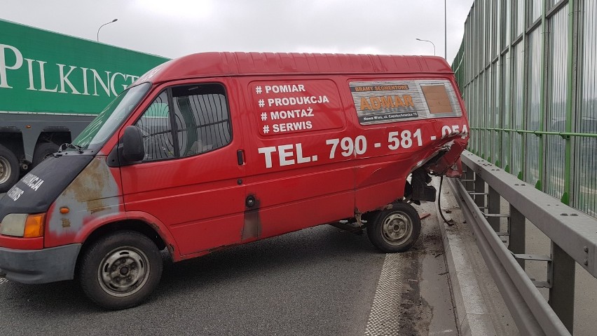 Dwa samochody zderzyły się na autostradzie A1 w Łodzi [ZDJĘCIA]