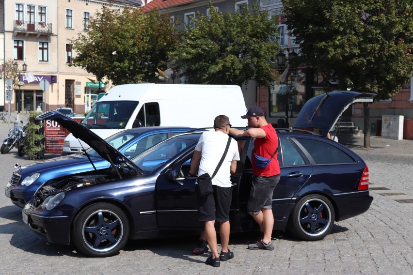 XIV Edycja zbiórki plastikowych nakrętek dla Kacpra i Korneli na gnieźnieńskim rynku [FOTO, FILM]