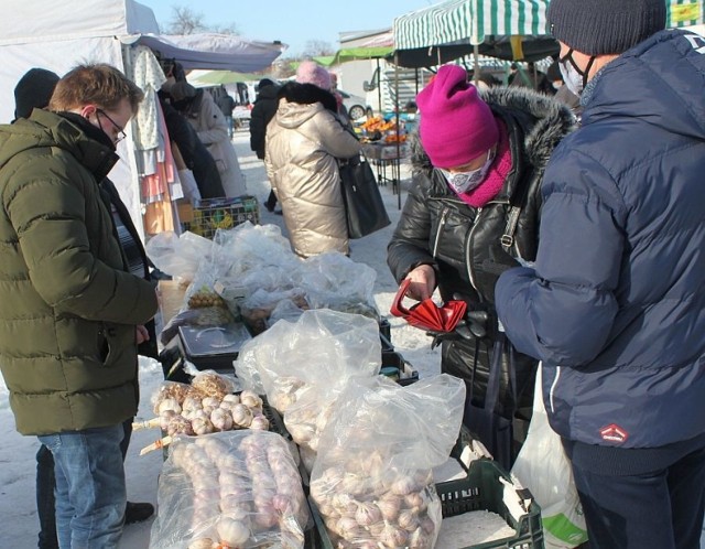 Marek Fiszer z Rojewa (na zdjęciu jego stoisko) od lat sprzedaje na Targowisku Miejskim czosnek z własnych upraw. Pomagają mu synowie. Główka czosnku kosztuje 1-4 zł