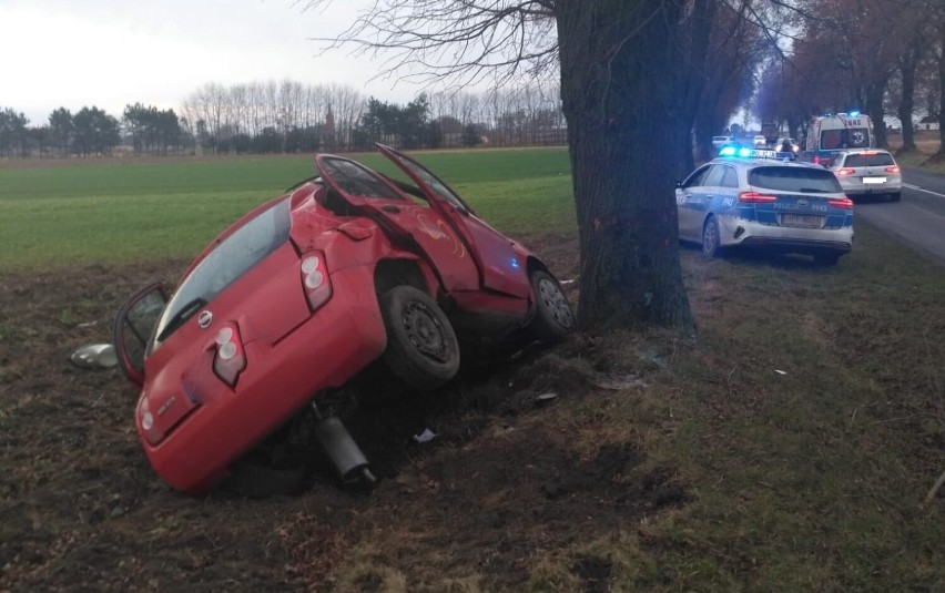 Wypadek na wojewódzkiej 483. 29-letnia mieszkanka pow. pajęczańskiego wjechała do rowu