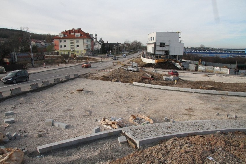 Trwa budowa ulicy Pileckiego w Kielcach. Lekka zima sprzyja pracom drogowym