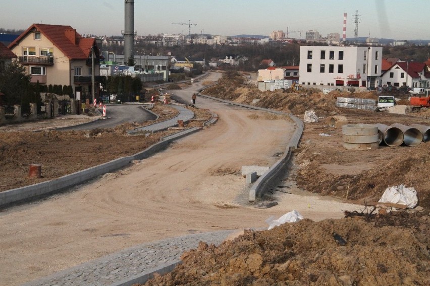 Trwa budowa ulicy Pileckiego w Kielcach. Lekka zima sprzyja pracom drogowym