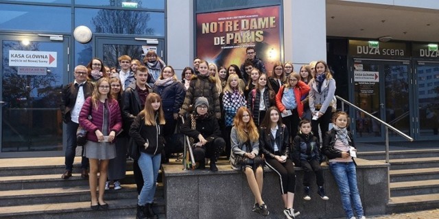 Członkowie koła teatralnego działającego przy Domu Kultury w Golubiu-Dobrzyniu pojechali do Teatru Muzycznego w Gdyni