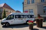 Niezwykle kolorowy bus pojawił się przed sztumskim magistratem [ZDJĘCIA]