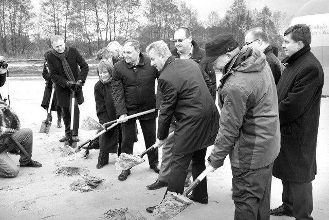 Budowa rozpoczęła się od symbolicznego wbicia łopat. Zrobili to m.in. minister infrastruktury Cezary Grabarczyk i marszałek województwa łódzkiego Włodzimierz Fisiak.