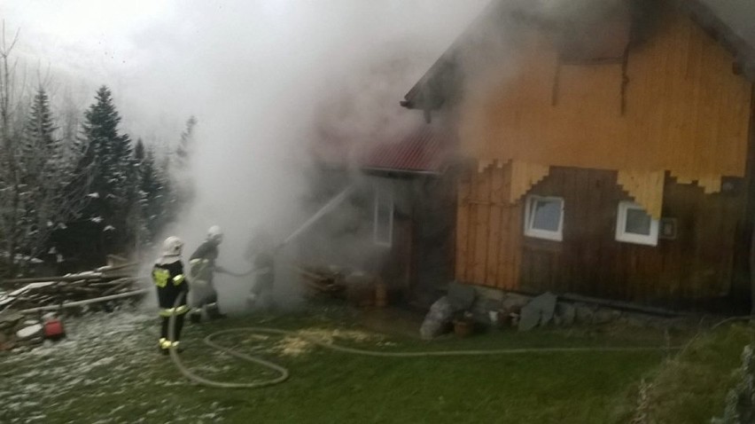 Pożar domu w Żabnicy - Płone [ZDJĘCIA]. Płonął drewniany budynek