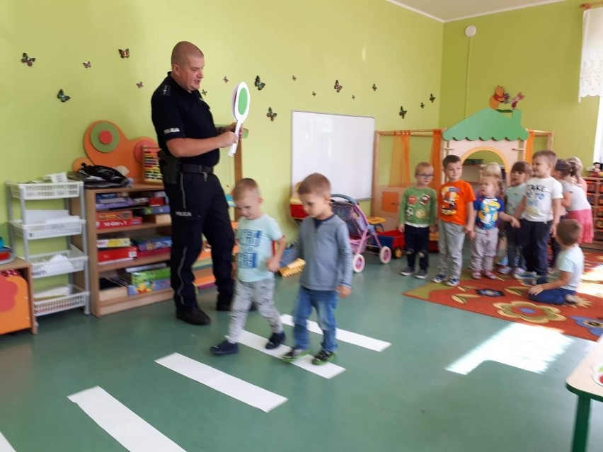 Policjanci z Golubia Dobrzynia spotkali się z dziećmi oddziału przedszkolnego Szkoły Podstawowej w Radominie [zdjęcia]