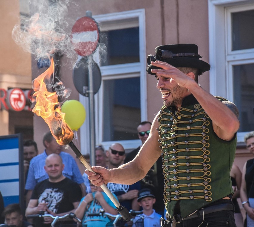 Dni Szamotuł. Artyści uliczni wypełnili przestrzeń pomiędzy statuami [ZDJĘCIA]