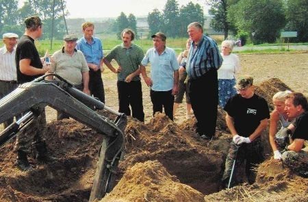 Pierwsze ludzkie kości wydoboto z głębokości okolo 1 metra