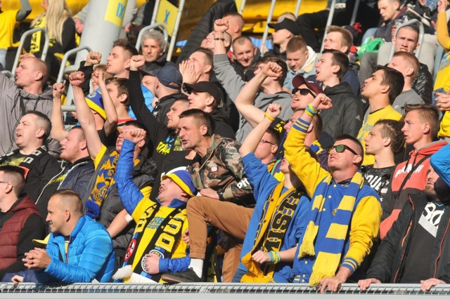 Lubuskie derby żużlowe były jak zwykle świętem czarnego sportu w naszym regionie. Na stadionie im. Edwarda Jancarza zgromadziło się ponad 12 tys. kibiców. Spotkanie zakończyło się zwycięstwem gości. Zobaczcie, jak kibice wspierali swoje drużyny. 

97. derby lubuskie zakończyły się rezultatem 41:49. Spotkanie relacjonowaliśmy na żywo. Tu znajdziesz zapis relacji live

Przed derbami zajrzeliśmy też do parku maszyn. Tu znajdziesz zdjęcia z parku maszyn

Zobacz też wideo: Magazyn żużlowy "Tylko w lewo"


