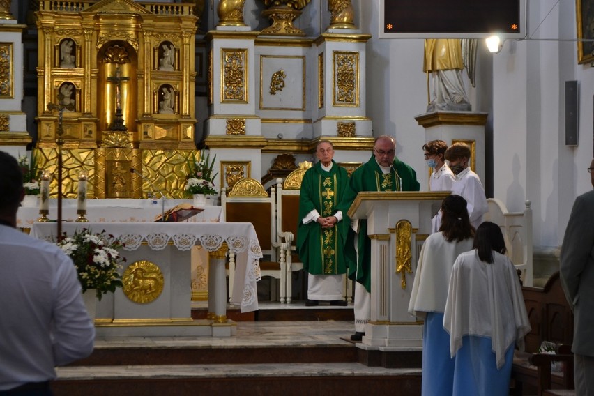 Zmiany w parafii pw. św. Mikołaja w Urzędowie. Zobacz zdjęcia z pożegnania ks. proboszcza Edwarda Kozyra i ks. Piotra Latocha