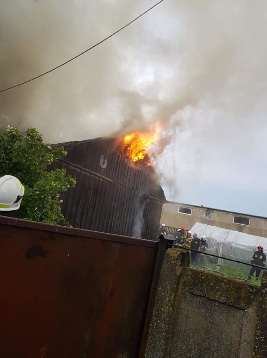 Proboszczowice. 6 jednostek straży gasiło pożar stodoły[FOTO]