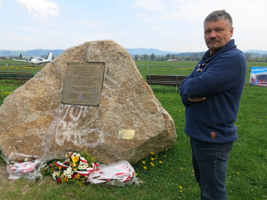 Obelisk upamiętniający lotników w Aeroklubie Jeleniogórskim...