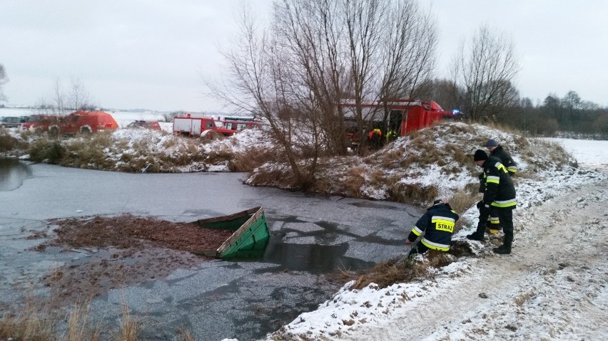 Rudniki: Traktor wpadł do stawu