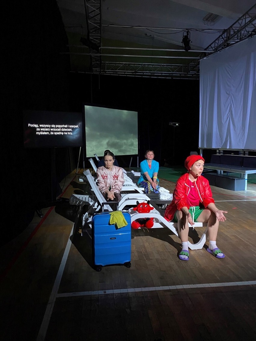 Spektakl o uchodźcach w Teatrze Komuna. Sztuka opowie historię pięciu kobiet uciekających przed wojną. Do odebrania darmowe wejściówki