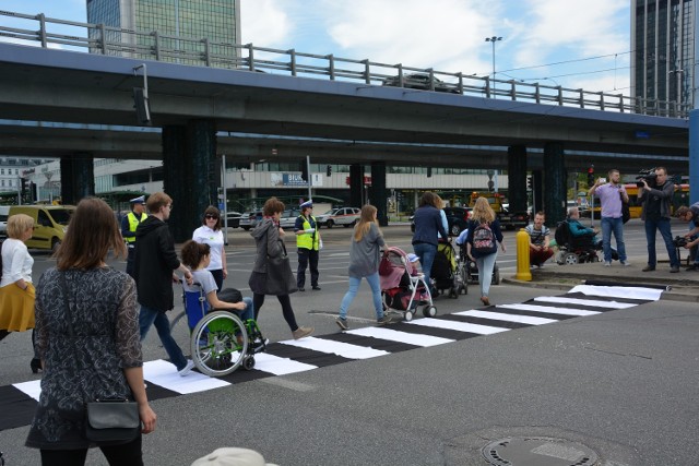 Happening przy Dworcu Centralnym. Rozłożyli zebrę na ulicy [ZDJĘCIA]