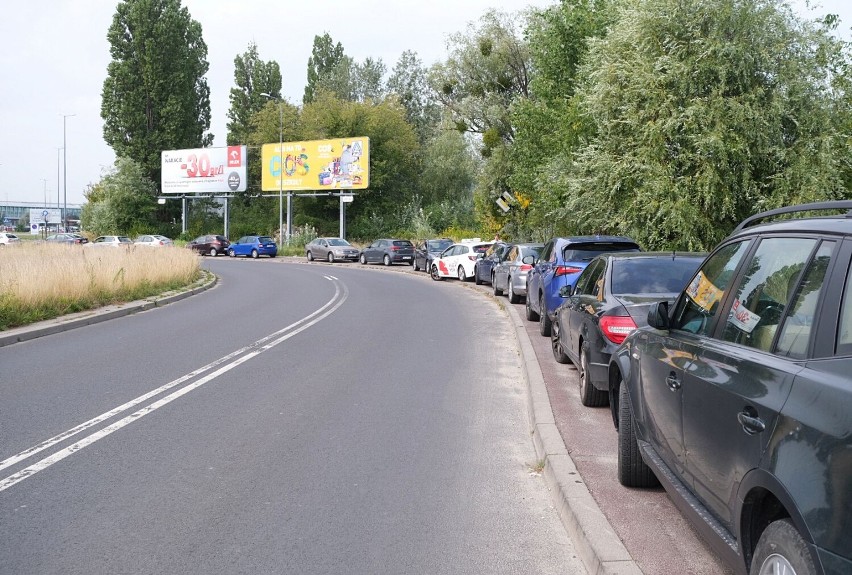 Warszawa. Nielegalne parkowanie w Warszawie. Kierowcy zrobili sobie parking ze ścieżki rowerowej na Osińskiego